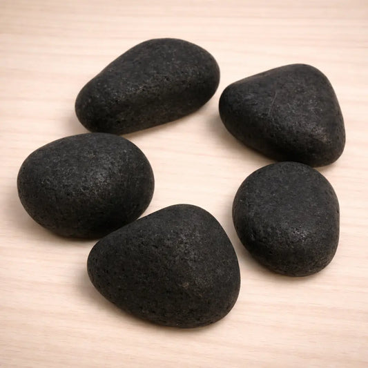 schungit-edelstein-trommelstein-handschmeichler-entspannung-massage-chakra-seelensteinchen