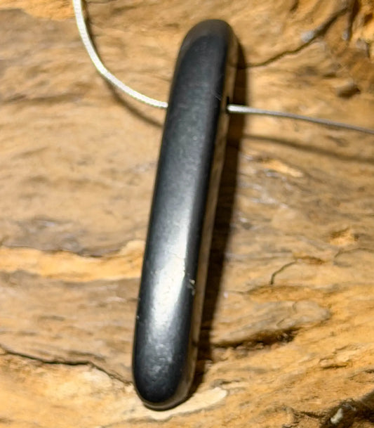 schungit-edelstein-trommelstein-schmuck-ketten-anhaenger-heilstein-200726-2