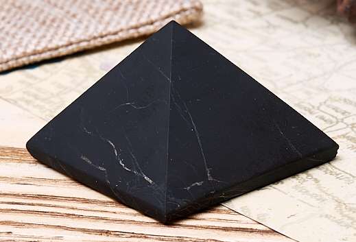 Schungit Pyramide matt