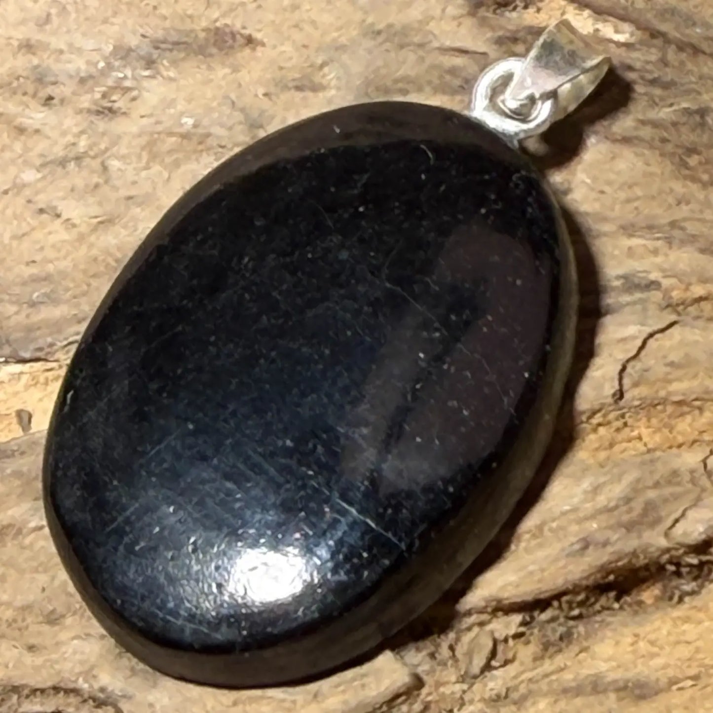 schwarer-turmalin-schoerl-cabochon-edelstein-trommelstein-schmuck-ketten-anhaenger-heilstein-seelensteinchen