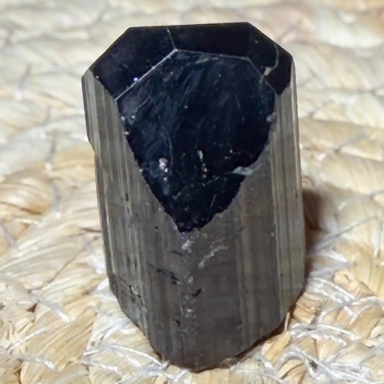 schwarzer-turmalin-edelstein-kristall-heilstein-handschmeichler-080726
