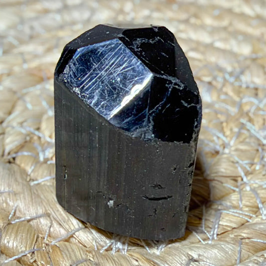 schwarzer-turmalin-kristall-edelstein-handschmeichler-heilstein-231026-2
