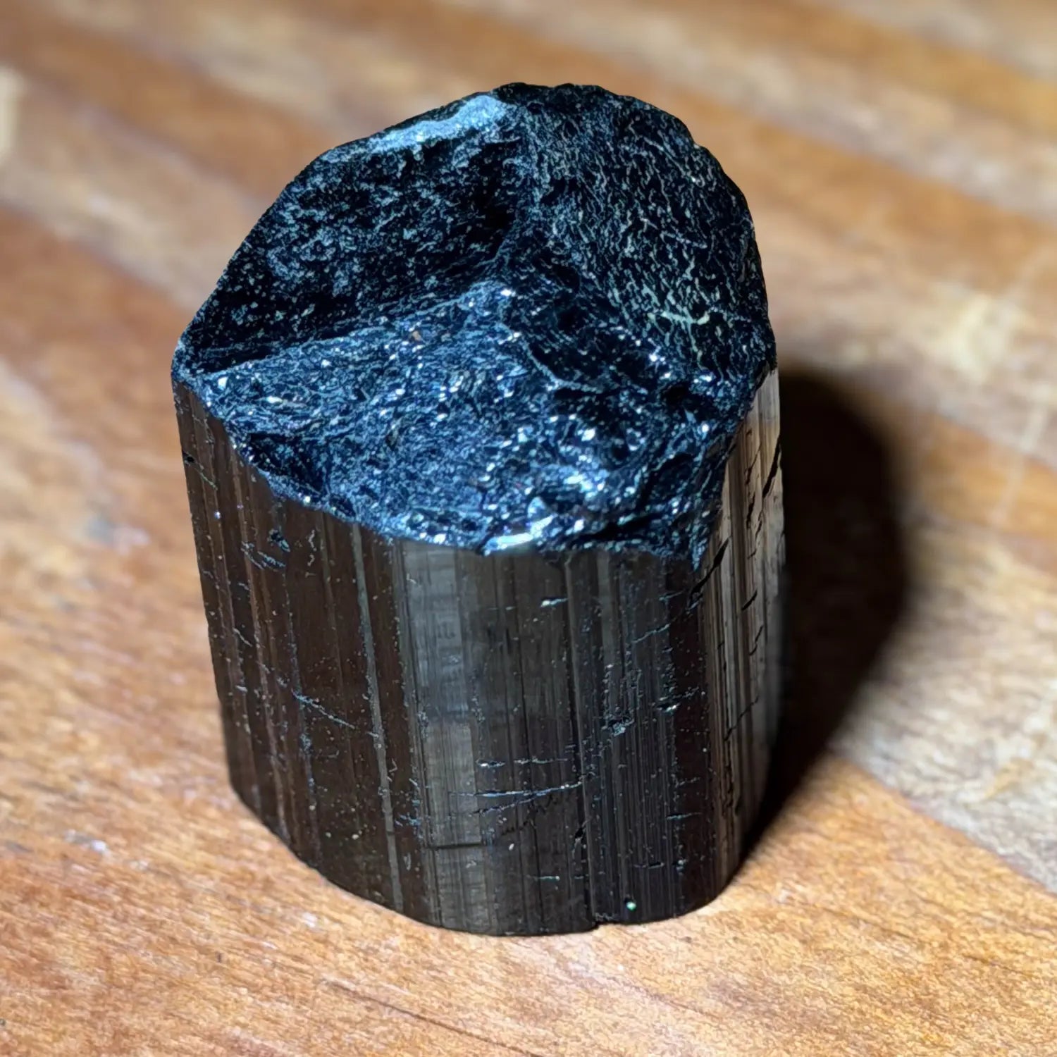 schwarzer-turmalin-rohstein-mineralien-heilstein