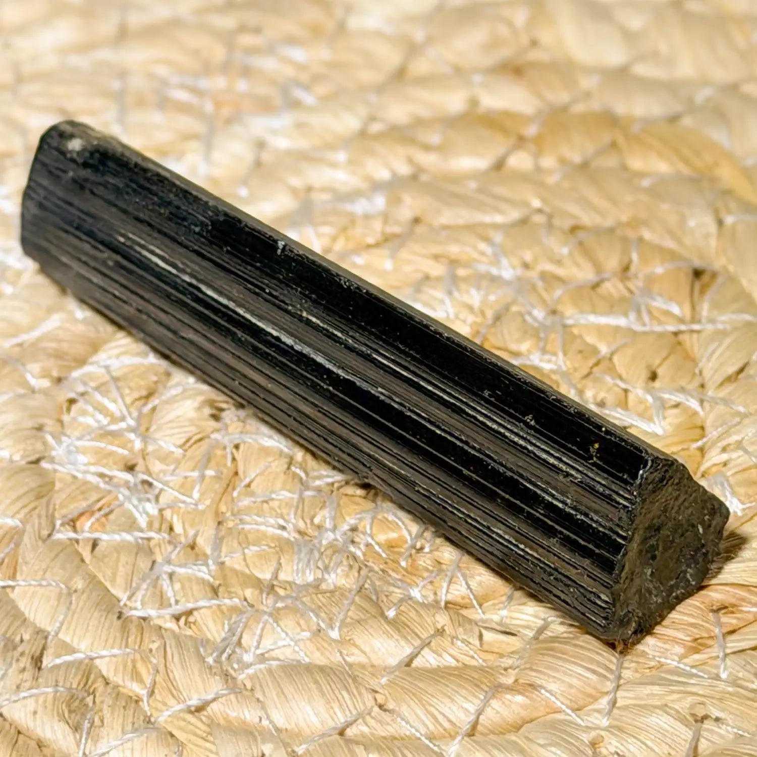 schwarzer-turmalin-schoerl-edelstein-mineralien-kristall-heilstein-seelensteinchen120626