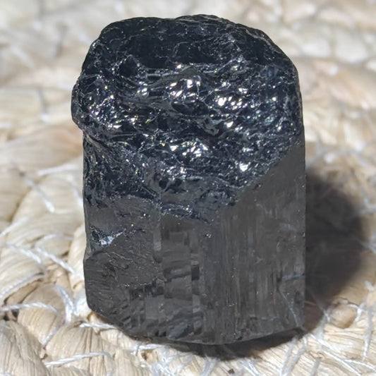 schwarzer-turmalin-schoerl-edelstein-mineralien-schutz-heilstein-seelensteinchen-020626