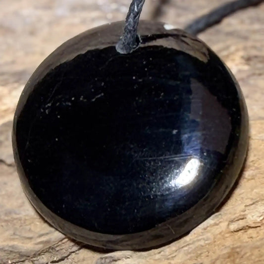 schwarzer-turmalin-schoerl-edelstein-schmuck-ketten-anhaenger-collier-trommelstein-seelensteinchen-030826