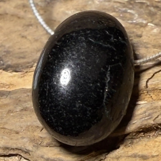 schwarzer-turmalin-schoerl-edelstein-schmuck-ketten-anhaenger-collier-trommelstein-seelensteinchen-050826