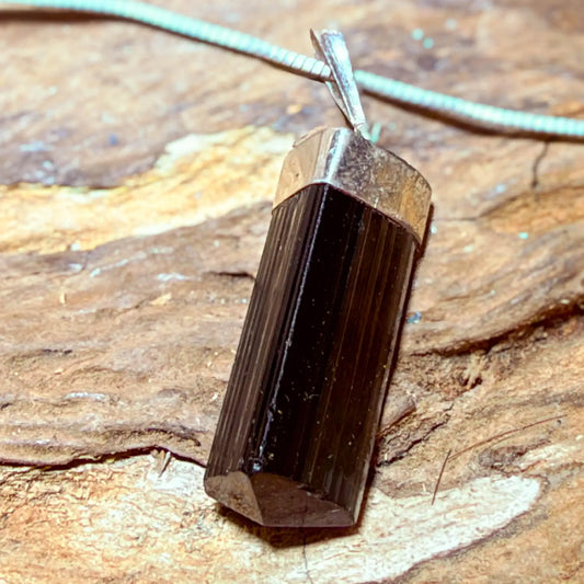 schwarzer-turmalin-schoerl-edelstein-schmuck-ketten-anhaenger-heilstein-061026