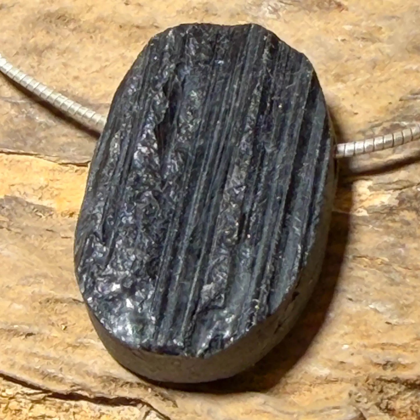 schwarzer-turmalin-schoerl-edelstein-schmuck-ketten-anhaenger-heilstein-180726
