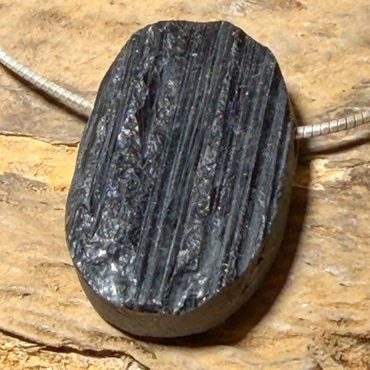 schwarzer-turmalin-schoerl-edelstein-schmuck-ketten-anhaenger-heilstein-180726