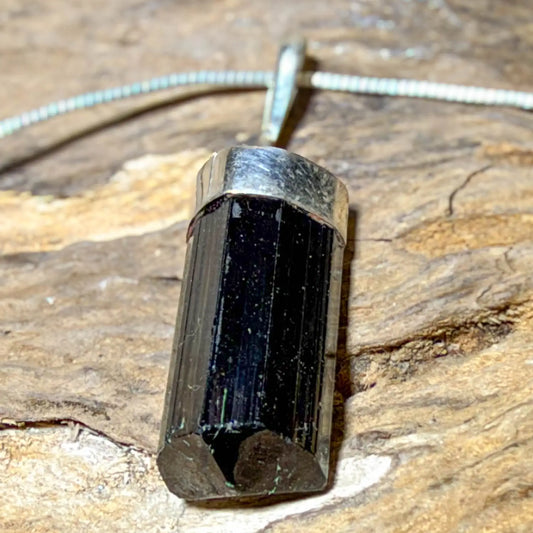 schwarzer-turmalin-schoerl-edelstein-schmuck-ketten-anhaenger-heilstein-241026-2