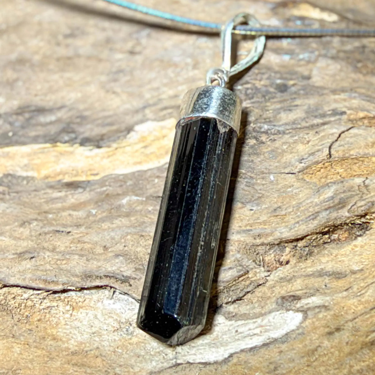 schwarzer-turmalin-schoerl-edelstein-schmuck-ketten-anhaenger-heilstein-241026