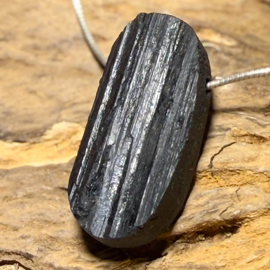 schwarzer-turmalin-schoerl-edelstein-schmuck-ketten-anhaenger-heilstein-seelensteinchen-220726