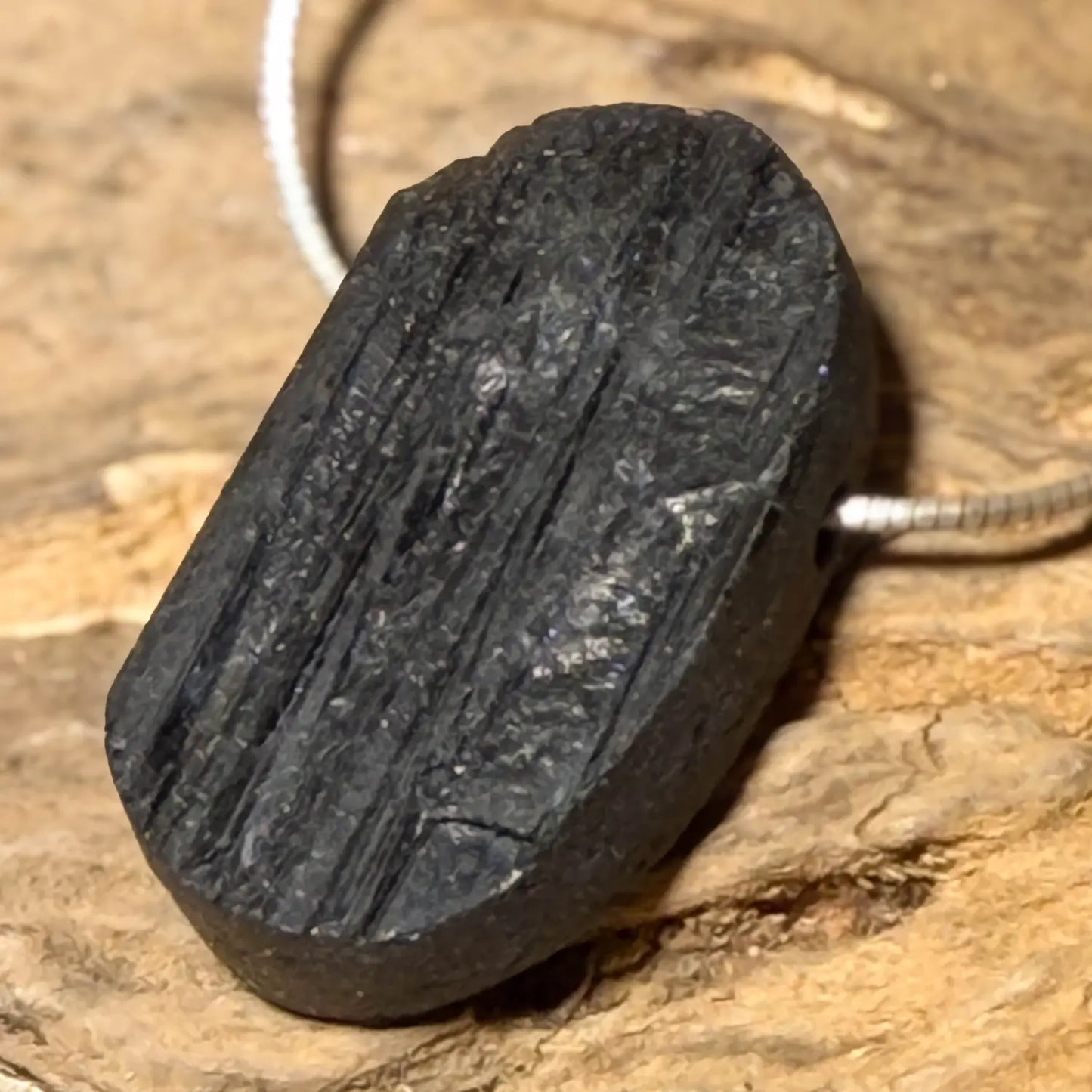 schwarzer-turmalin-schoerl-edelstein-schmuck-ketten-anhaenger-heilstein-trommelstein