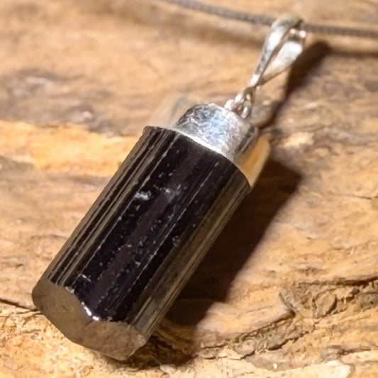 schwarzer-turmalin-schoerl-edelstein-schmuck-ketten-anhaenger-heilstein-trommelstein-energie-seelensteinchen-300426