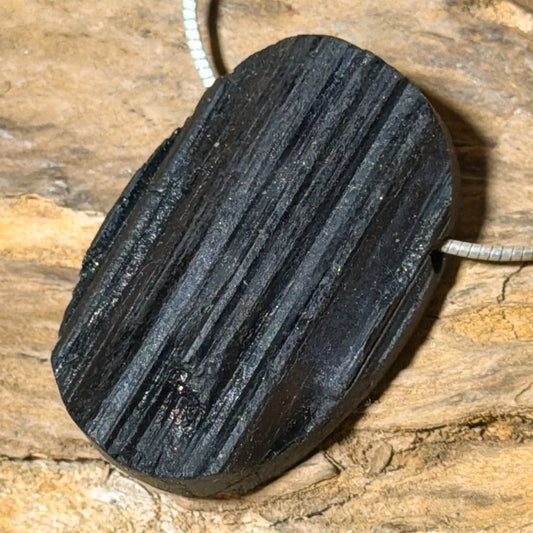 schwarzer-turmalin-schoerl-edelstein-schmuck-ketten-anhaenger-heilstein-trommelstein-seelensteinchen-060526-3