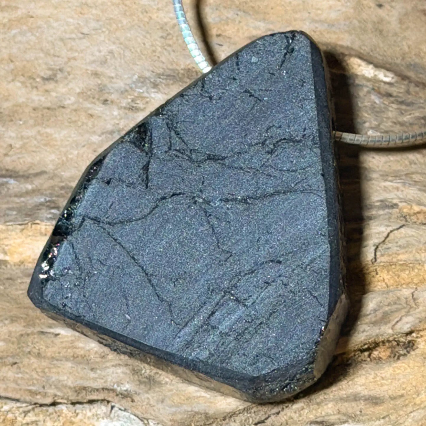 schwarzer-turmalin-schoerl-edelstein-schmuck-ketten-anhaenger-heilstein-trommelstein-seelensteinchen-060526-4