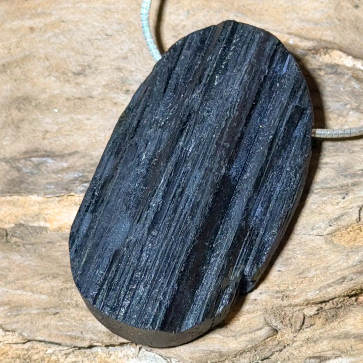schwarzer-turmalin-schoerl-edelstein-schmuck-ketten-anhaenger-heilstein-trommelstein-seelensteinchen-060526-5