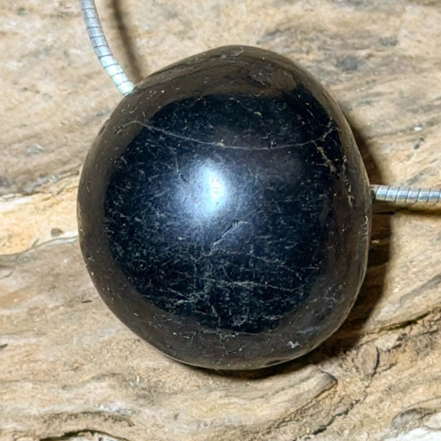schwarzer-turmalin-schoerl-edelstein-schmuck-ketten-anhaenger-heilstein-trommelstein-seelensteinchen-060526-6