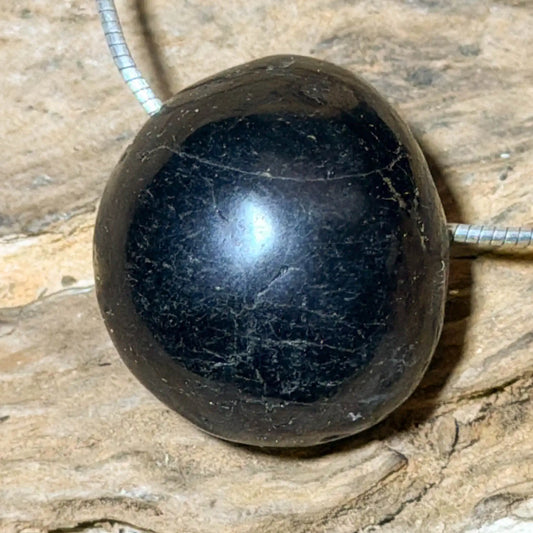 schwarzer-turmalin-schoerl-edelstein-schmuck-ketten-anhaenger-heilstein-trommelstein-seelensteinchen-060526-6