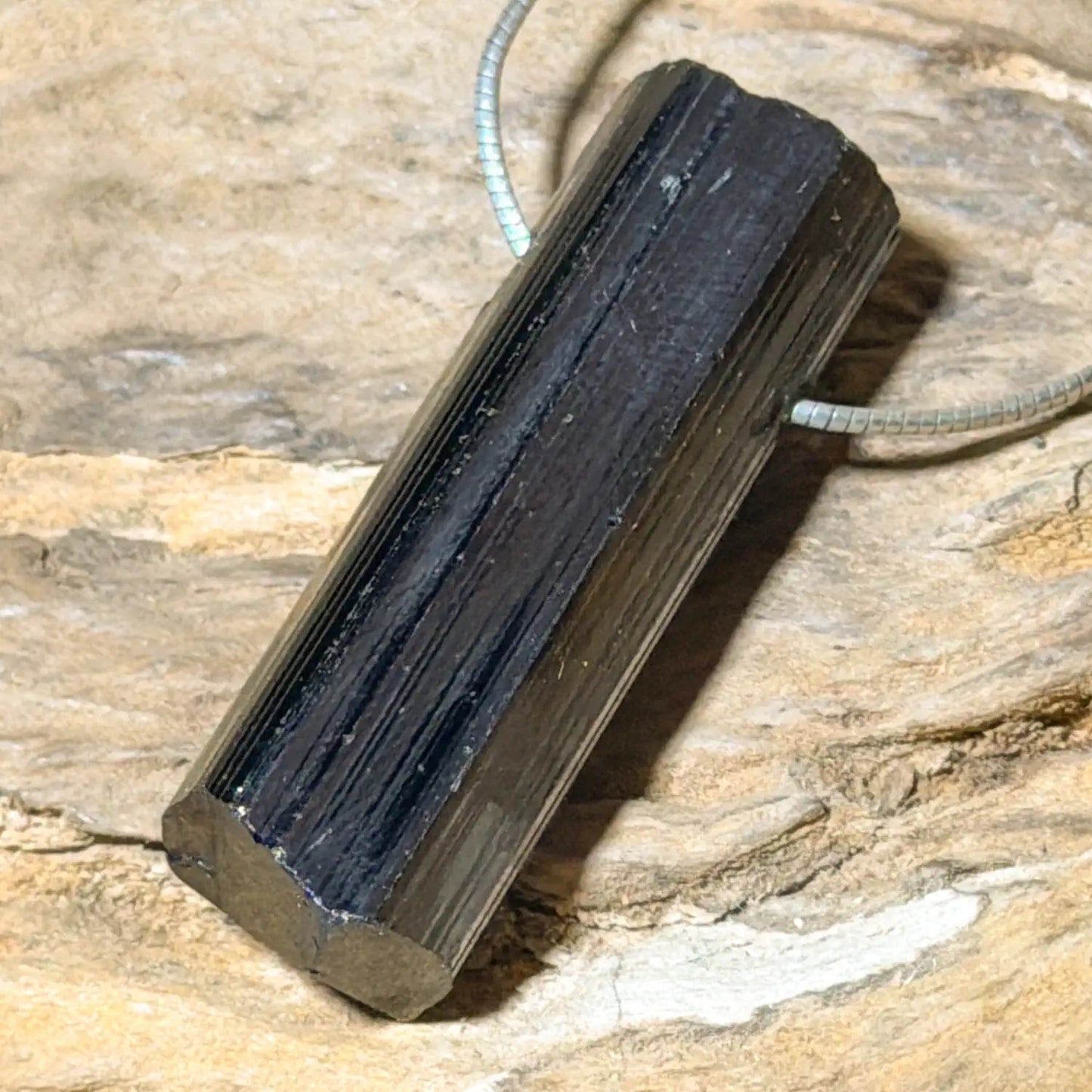 schwarzer-turmalin-schoerl-edelstein-schmuck-ketten-anhaenger-heilstein-trommelstein-seelensteinchen-060526