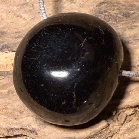 schwarzer-turmalin-schoerl-edelstein-schmuck-ketten-anhaenger-heilstein-trommelstein-seelensteinchen-080426