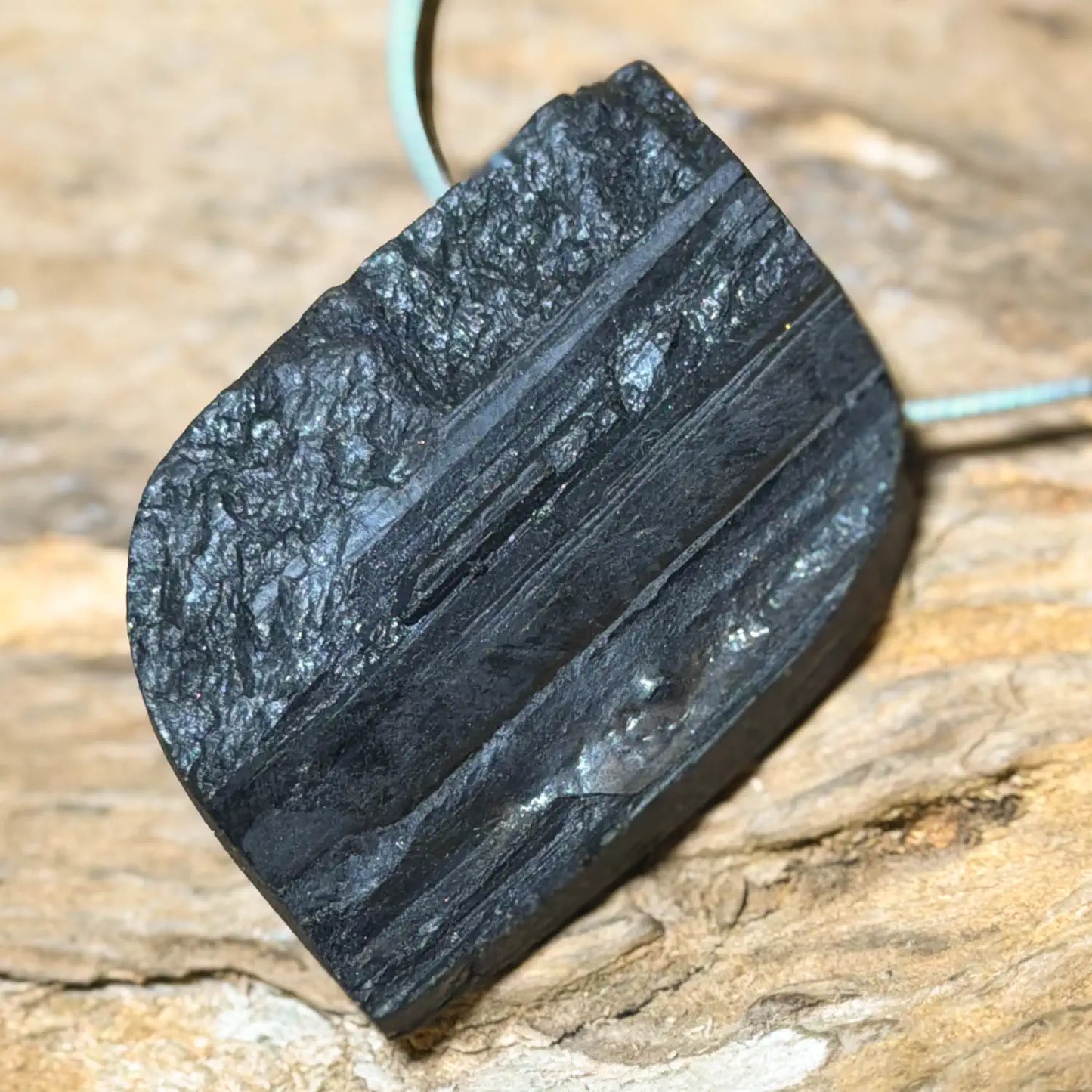 schwarzer-turmalin-schoerl-edelstein-schmuck-ketten-anhaenger-heilstein-trommelstein-seelensteinchen-120526