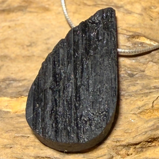 schwarzer-turmalin-schoerl-edelstein-schmuck-ketten-anhaenger-trommelstein-heilstein-seelensteinchen-120626
