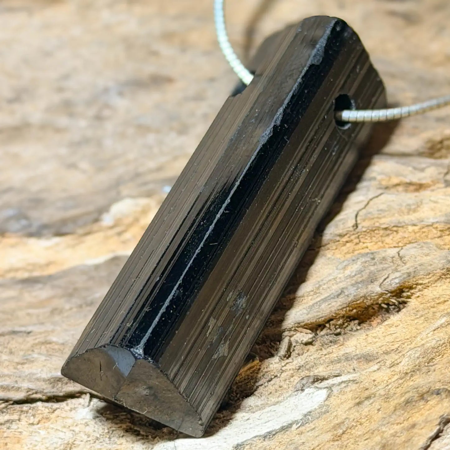 schwarzer-turmalin-schoerl-edelstein-schmuck-ketten-anhaenger-trommelstein-heilstein-seelensteinchen-280526-2