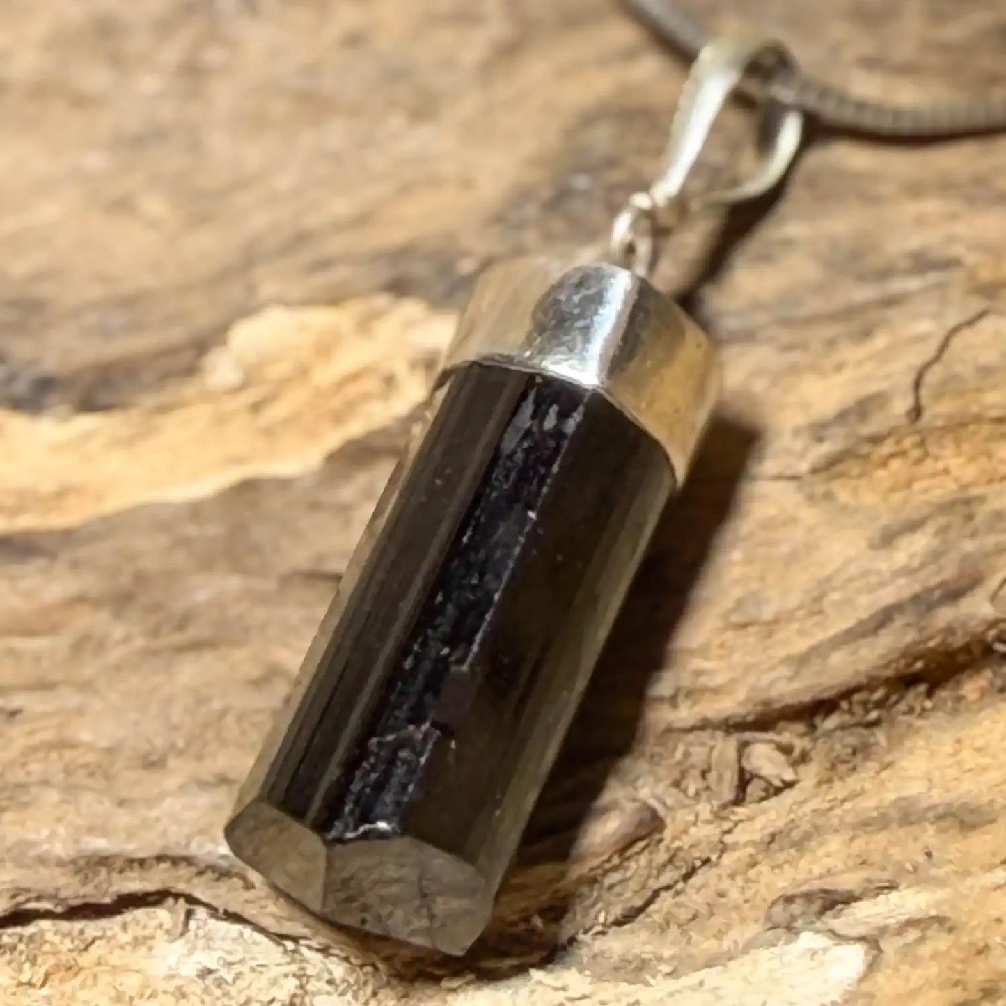 schwarzer-turmalin-schoerl-edelstein-schmuck-ketten-anhaenger-trommelstein-heilstein-seelensteinchen-280526-3