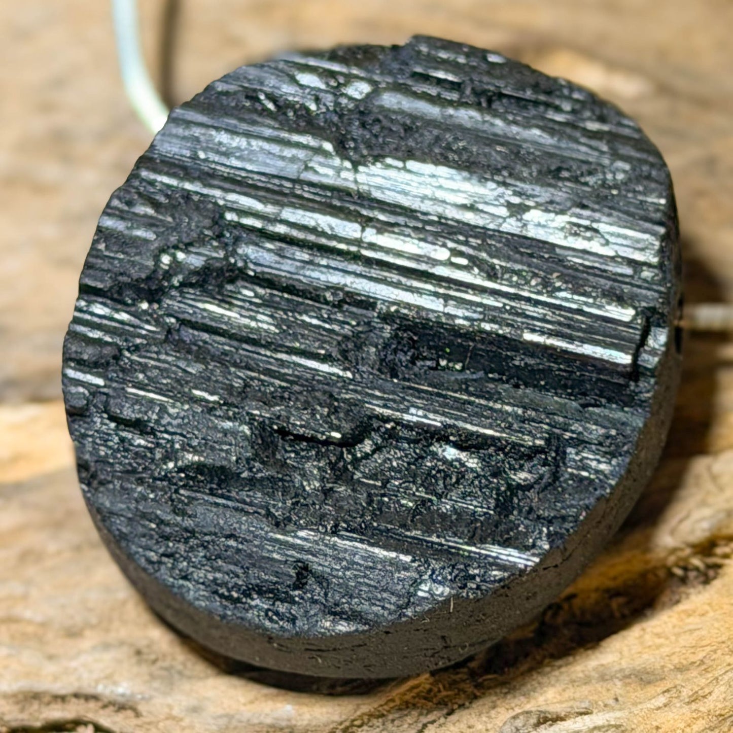schwarzer-turmalin-schoerl-edelstein-schmuck-ketten-anhaenger-trommelstein-heilstein-seelensteinchen-280526