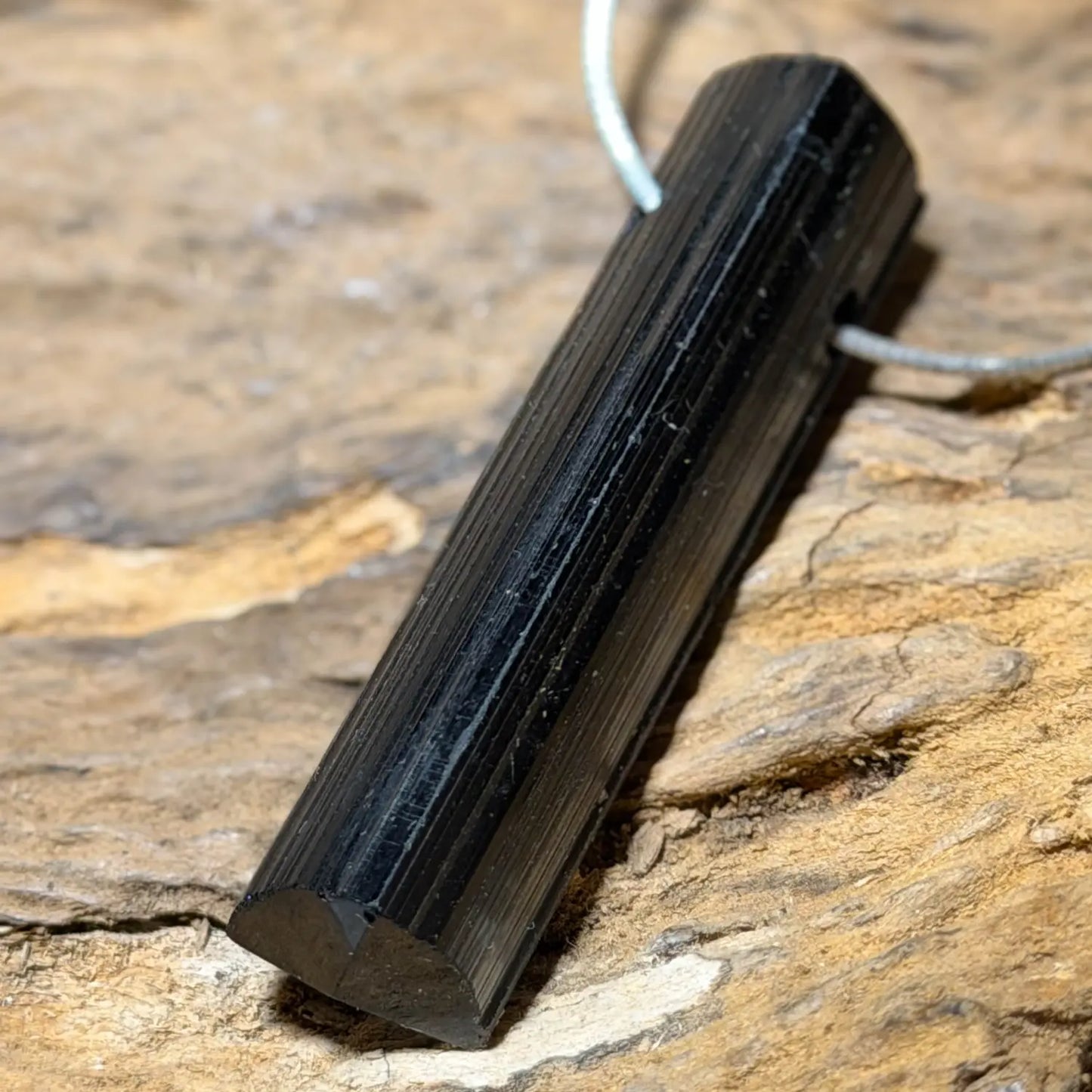 schwarzer-turmalin-schoerl-edelstein-schmuck-ketten-anhaenger-trommelstein-seelensteinchen-060426