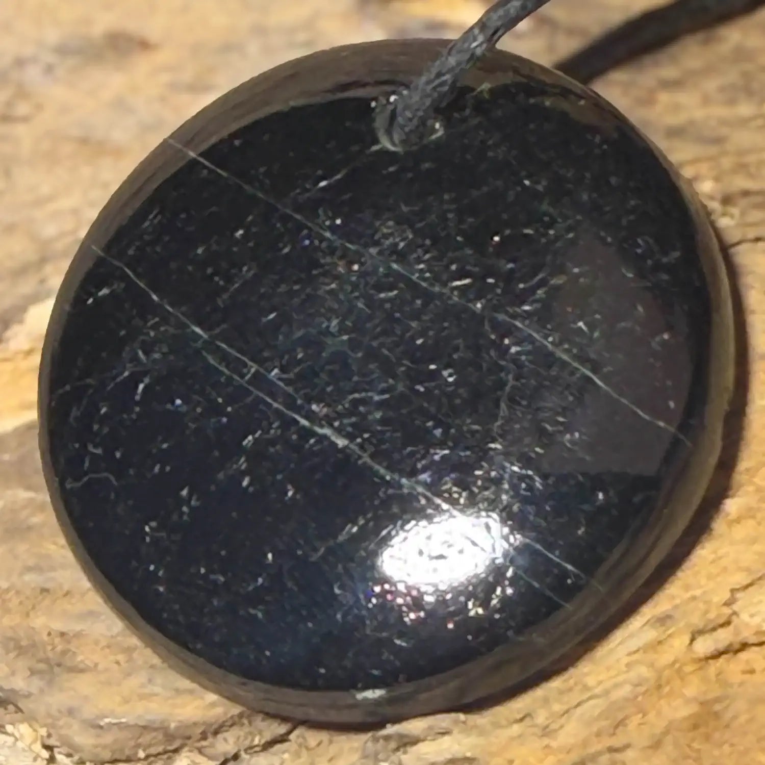 schwarzer-turmalin-schoerl-edelstein-trommelstein-schmuck-ketten-anhaenger-heilstein-010726
