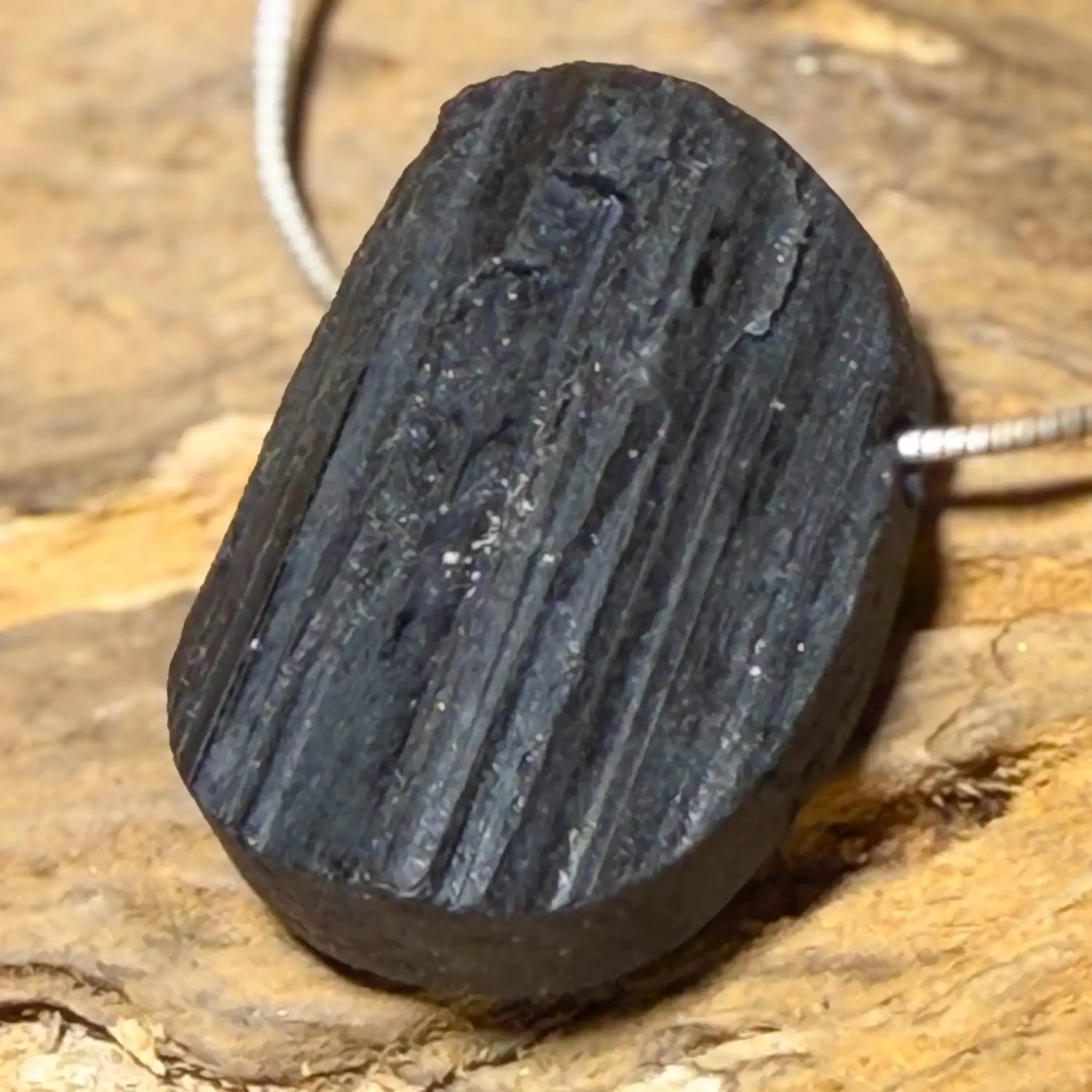 schwarzer-turmalin-schoerl-edelstein-trommelstein-schmuck-ketten-anhaenger-heilstein-080726-2