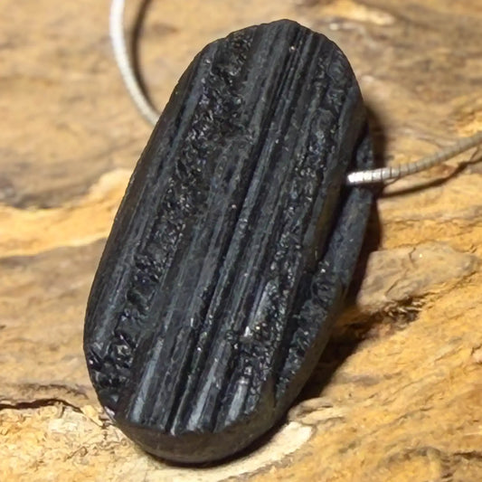 schwarzer-turmalin-schoerl-edelstein-trommelstein-schmuck-ketten-anhaenger-heilstein-080726