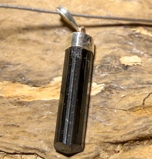 schwarzer-turmalin-schoerl-edelstein-trommelstein-schmuck-ketten-anhaenger-heilstein-180926