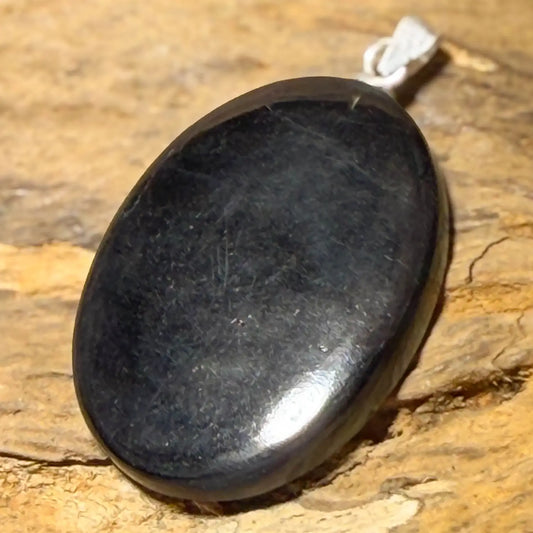 schwarzer-turmalin-schoerl-edelstein-trommelstein-schmuck-ketten-anhaenger-heilstein-cabochon-925er-silber-180626