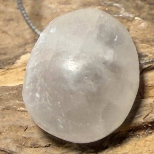 selenit-edelstein-schmuck-ketten-anhaenger-collier-trommelstein-seelensteinchen-050826