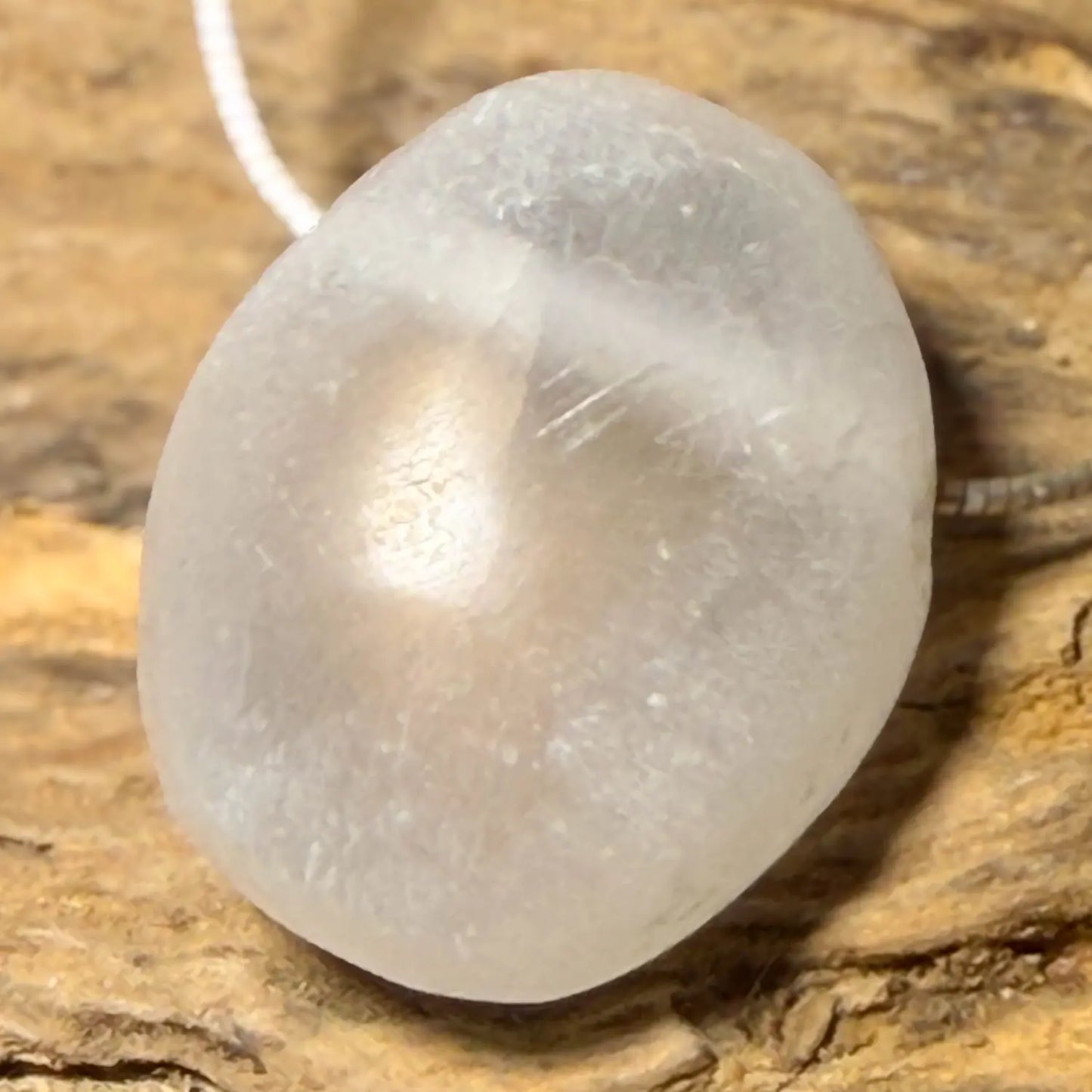 selenit-edelstein-schmuck-ketten-anhaenger-heilstein-trommelstein