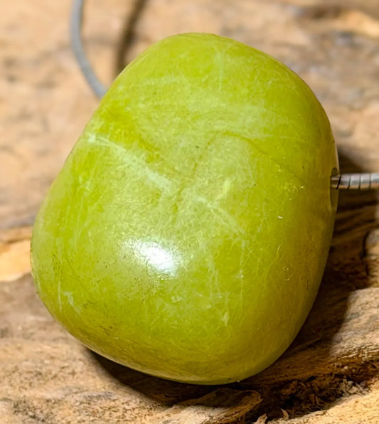 Serpentin Limonengrün Trommelstein Edelstein Schmuck Ketten Anhänger - A Qualität #5431 - seelensteinchen