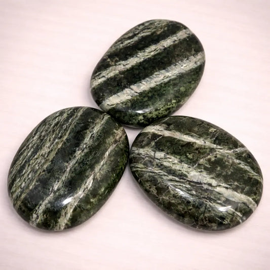 silberauge-serpentin-scheibenstein-edelstein-trommelstein-handschmeichler-entspannung-massage-chakra-seelensteinchen
