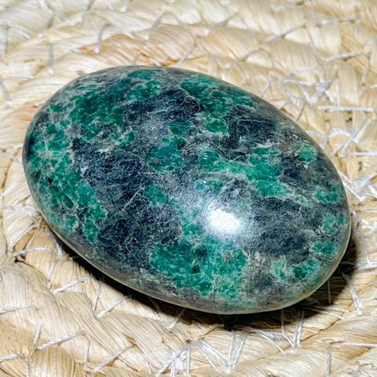 smaragd-edelstein-handschmeichler-mineralien-heilstein-massage-wellness-200726-2