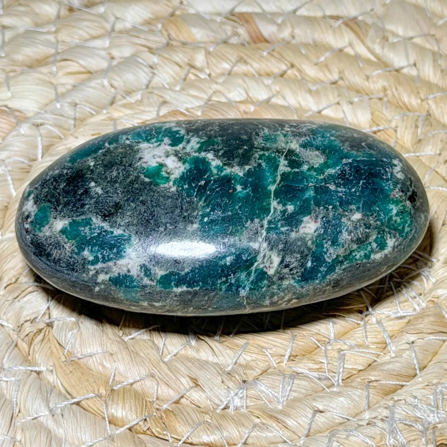 smaragd-edelstein-handschmeichler-mineralien-heilstein-massage-wellness-200726