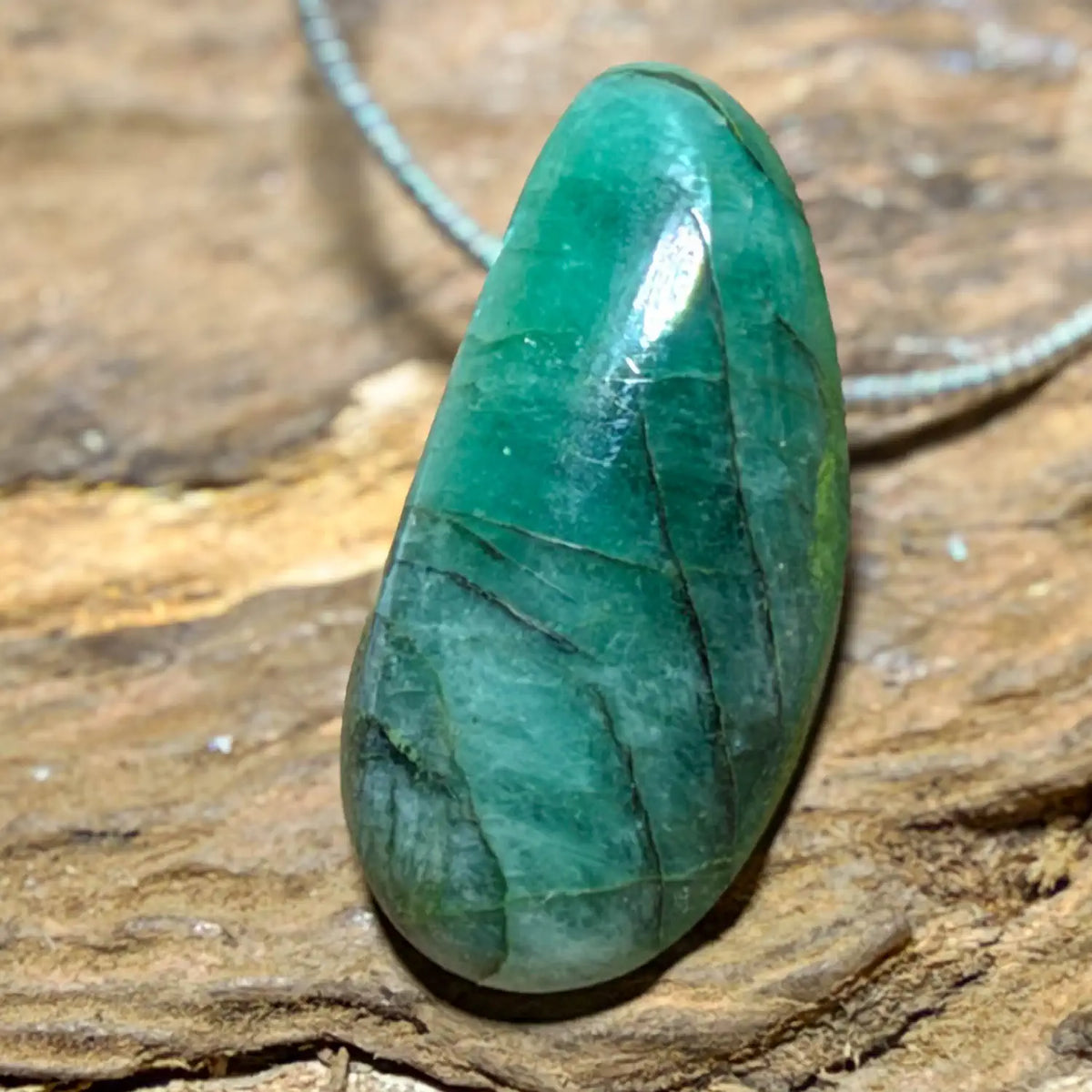 smaragd-edelstein-schmuck-ketten-anhaenger-heilstein-231026-3