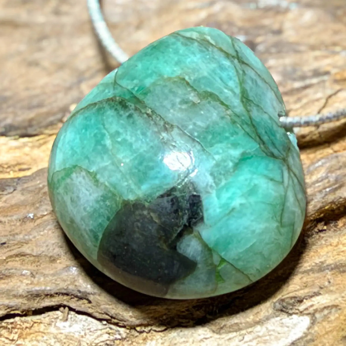 smaragd-edelstein-schmuck-ketten-anhaenger-heilstein-231026