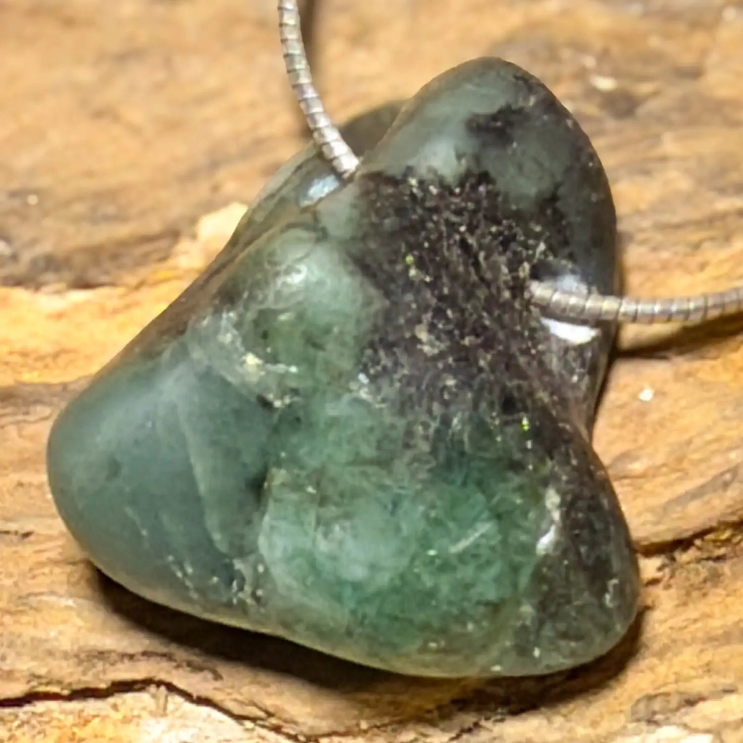 smaragd-edelstein-schmuck-ketten-anhaenger-trommelstein-heilstein-180526-2