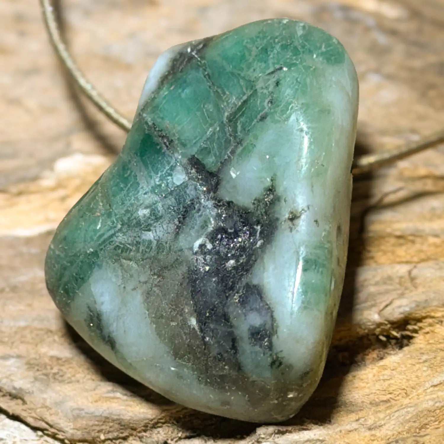 smaragd-edelstein-schmuck-ketten-anhaenger-trommelstein-heilstein-180526