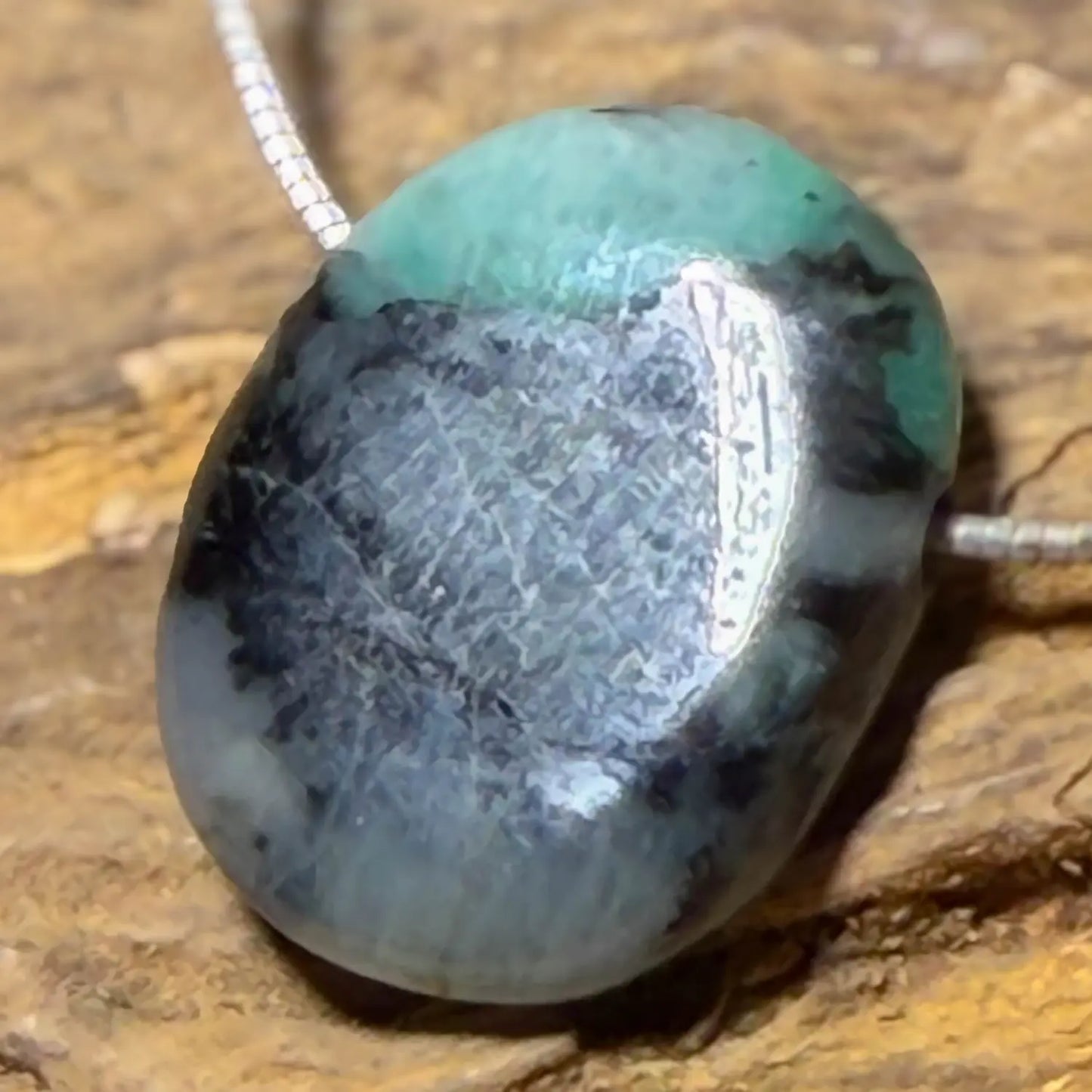 smaragd-edelstein-schmuck-ketten-anhaenger-trommelstein-seelensteinchen