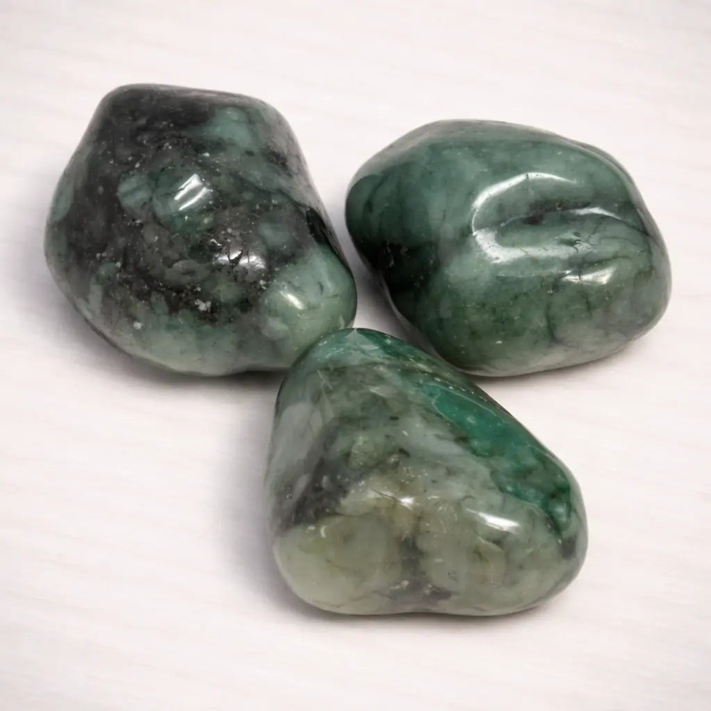 smaragd-edelstein-trommelstein-handschmeichler-entspannung-massage-chakra-seelensteinchen