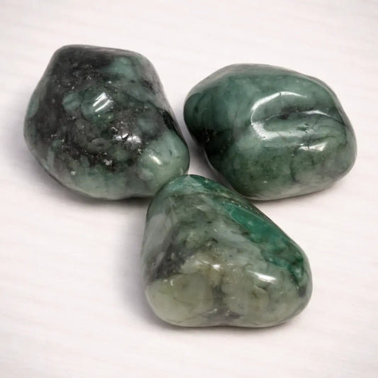 smaragd-edelstein-trommelstein-handschmeichler-entspannung-massage-chakra-seelensteinchen
